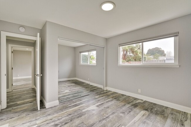 Building Photo - Stunning Single Family Home