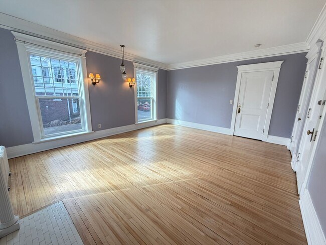 Building Photo - Beautiful 4 Bedroom/2 Bathroom Second Floor Apartment in East Duluth Mansion with Utilities Inclu...
