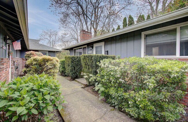 Building Photo - Heenan 2918-2920