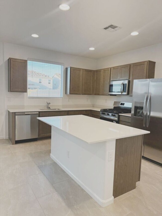 Building Photo - NEW 5 BEDROOM 3 BATHROOM HOME AVILABLE FOR RENT!