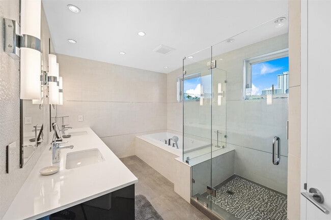 Building Photo - 3300 NE 39th St