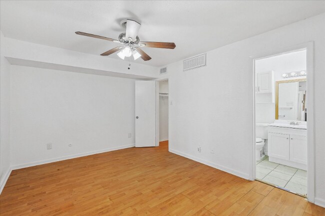 Building Photo - 9821 Walnut St