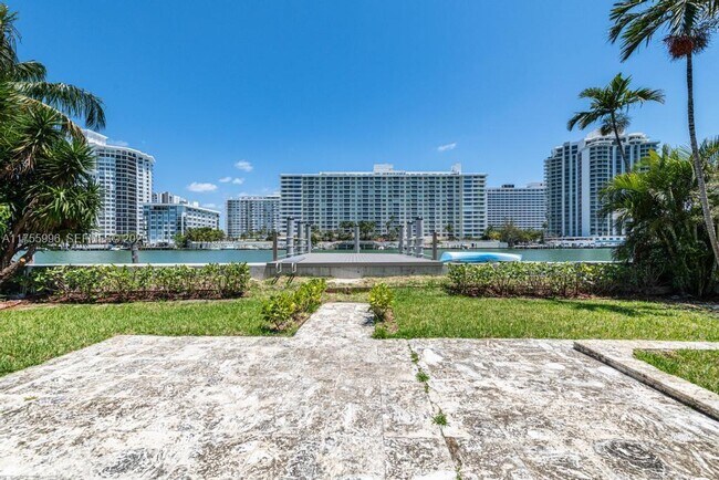 Building Photo - 5661 Pine Tree Dr