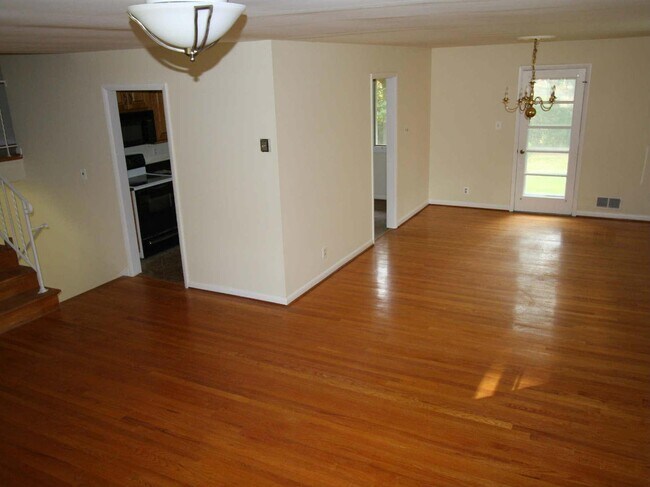 Building Photo - 1103 Roberta Ct