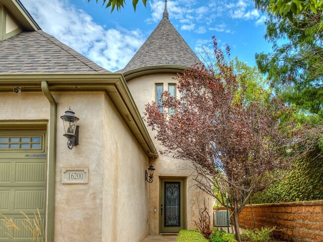 Building Photo - End Unit- @ Muirfield Village- Classic Bill Roberts Custom Built- 4 Bedrooms+ Media Room- Close t...