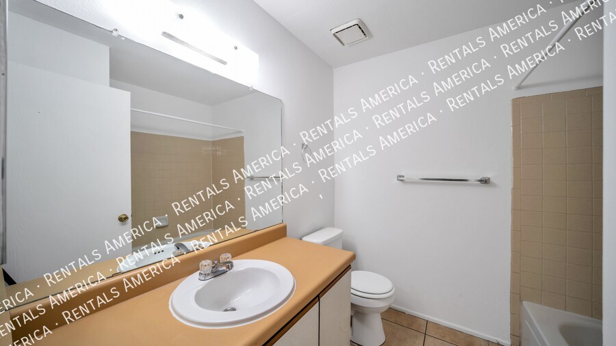 Building Photo - 1366 N Riverview Blvd