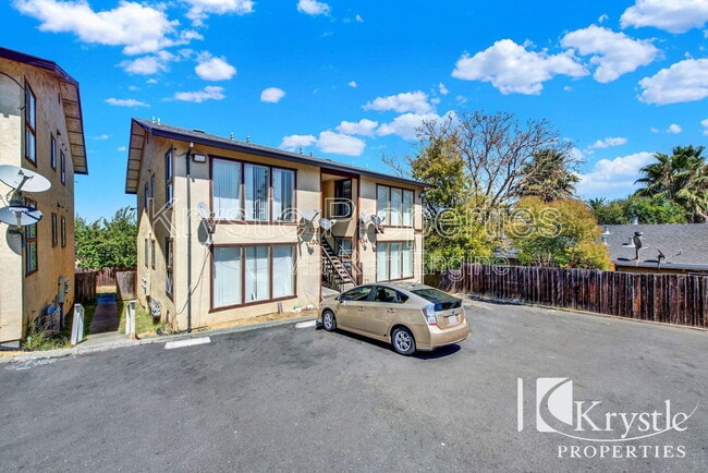 Building Photo - 136 Frisbie St