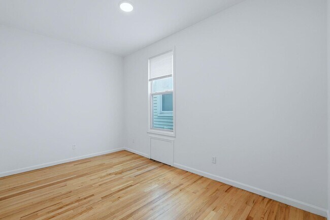 Building Photo - 211 20th St
