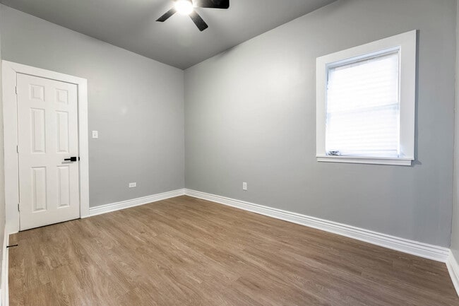 Building Photo - 7917 S Ellis Ave