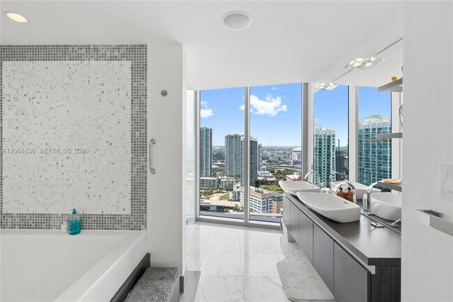 Building Photo - 200 Biscayne Blvd Way