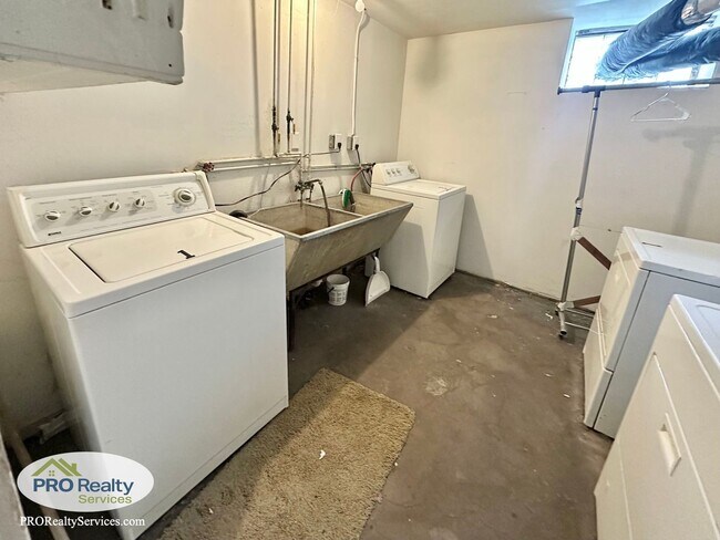 Building Photo - Charming 2 Bedroom Apartment in Northeast ...