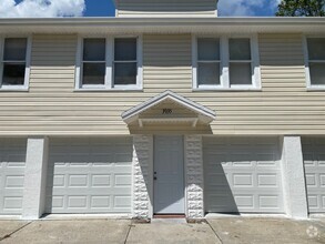 Building Photo - 18th Ave S Triplex