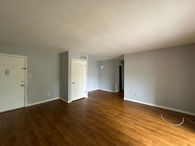 Building Photo - 1/1 in Springwood Village