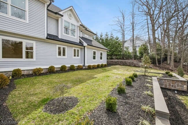 Building Photo - 215 Summit Ave