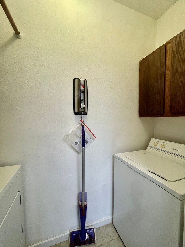 Building Photo - Centrally Located Condo - 2 Bedroom and 2 ...