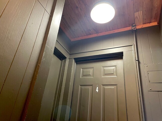 Building Photo - Centrally Located 1 bedroom 1 bath -  wate...