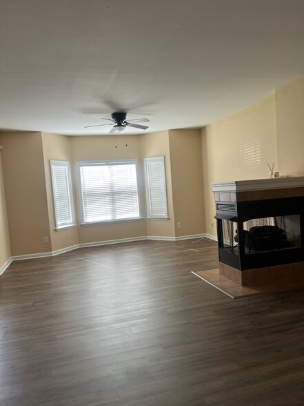 Building Photo - 916 Cora Lee Dr