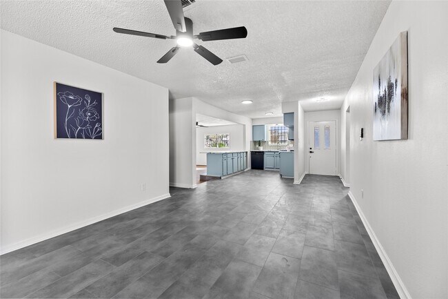 Building Photo - 10027 Valley Sun Dr