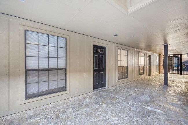 Building Photo - 2401 Leon St