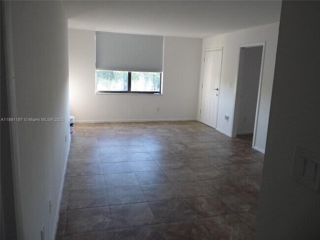 Building Photo - 14601 N Kendall Dr