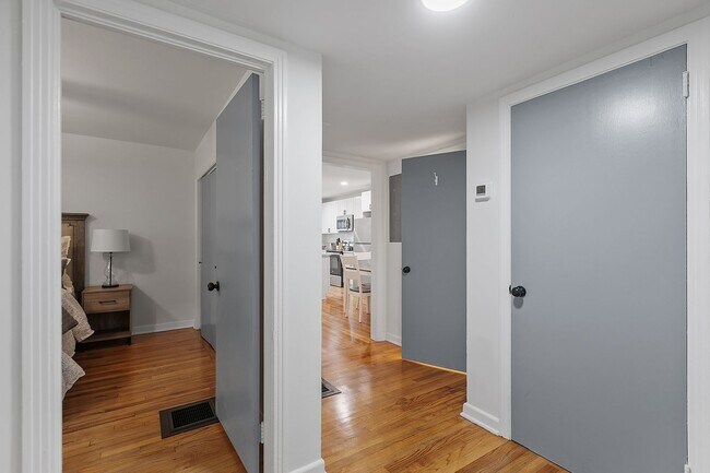 Building Photo - 3 bedroom 2 bath house 1-car garage walk to TMH!! Available in MAY!