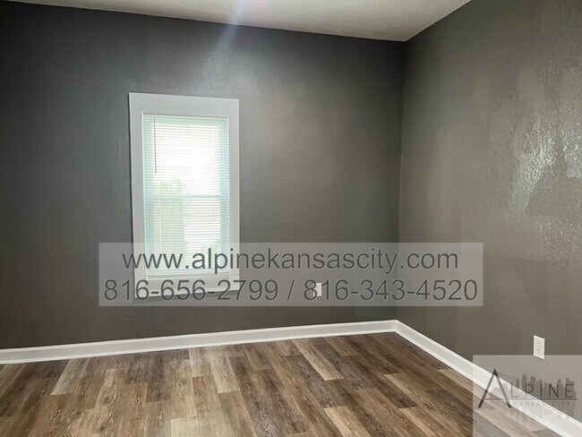 Building Photo - Updated NE Home!