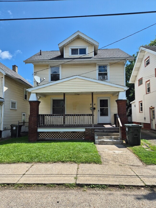 Building Photo - 806 Columbus Ave NW