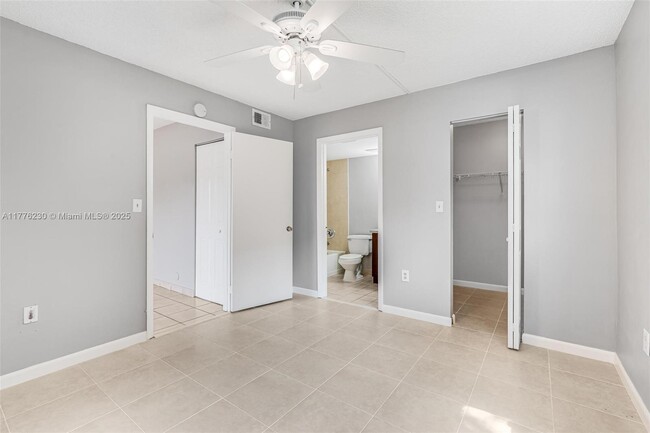 Building Photo - 351 Palm Way