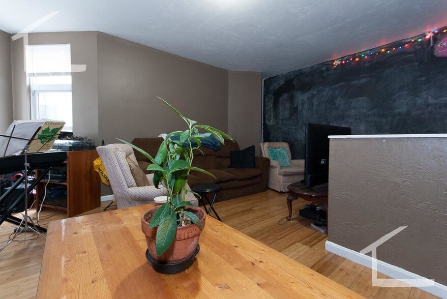 Building Photo - 86 Linden St