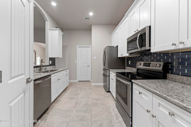 Building Photo - 565 Rembrandt St SE