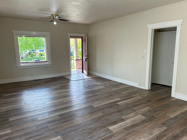 Building Photo - 3 Bed 1 Bath Home With Fresh Updates!!!