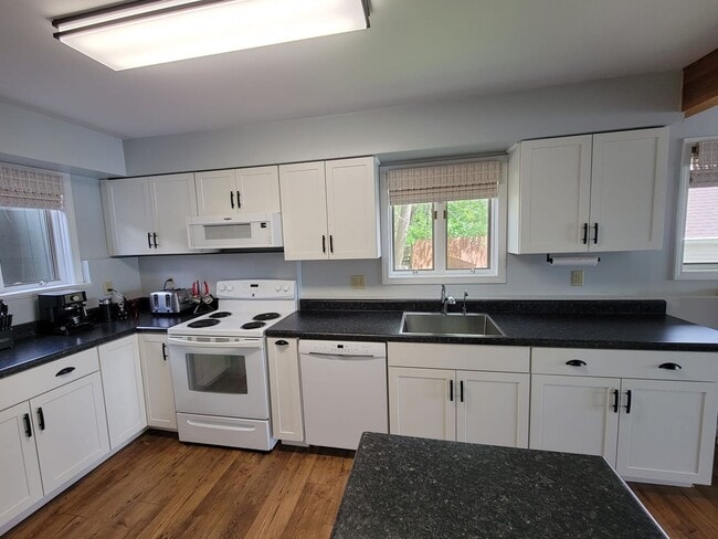 Building Photo - Lake Front Condo in Battle Creek
