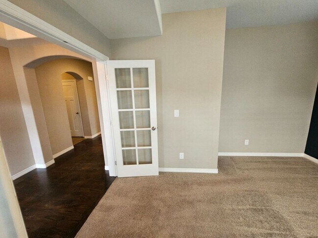 Building Photo - Beautiful 5 Bedroom, 3.5 Bath, 4 Car Garag...