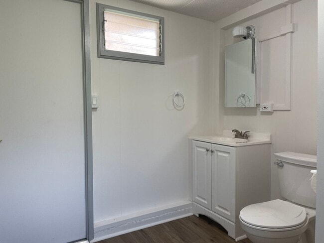 Building Photo - Renovated, Studio Cottage w/Full Kitchen