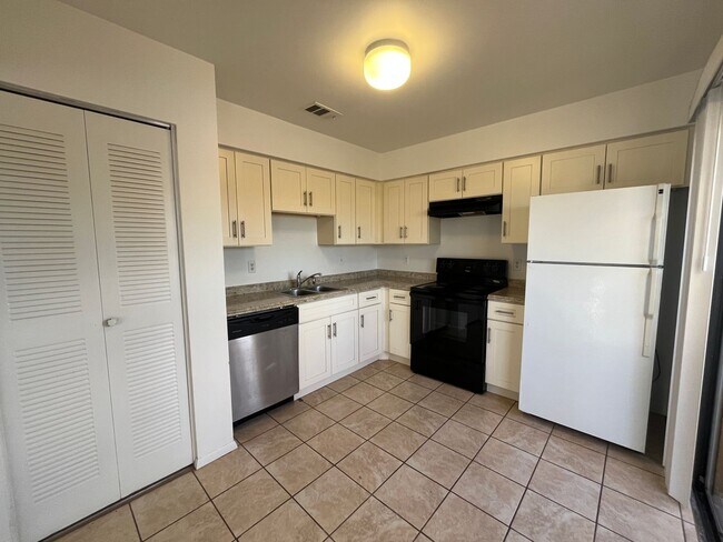 Building Photo - Available Now 2/2 in Port Charlotte