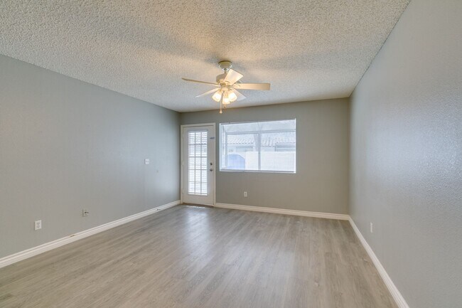Building Photo - 2117 Willowbury Dr
