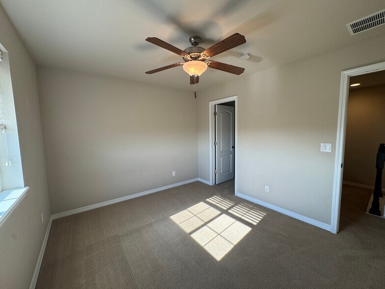 Building Photo - 475 Eclipse Dr