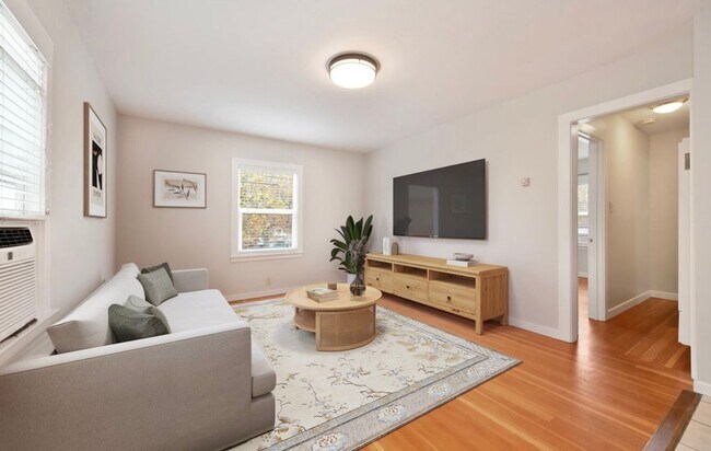 Building Photo - Darling Remodeled One Bedroom Cottage for Rent in Old Roseville