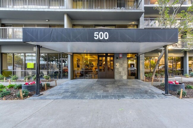 Primary Photo - 1 Bedroom 1 Bathroom Downtown Unit with Pa...