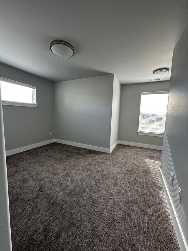 Building Photo - Beautiful and New 3 Bedroom Home