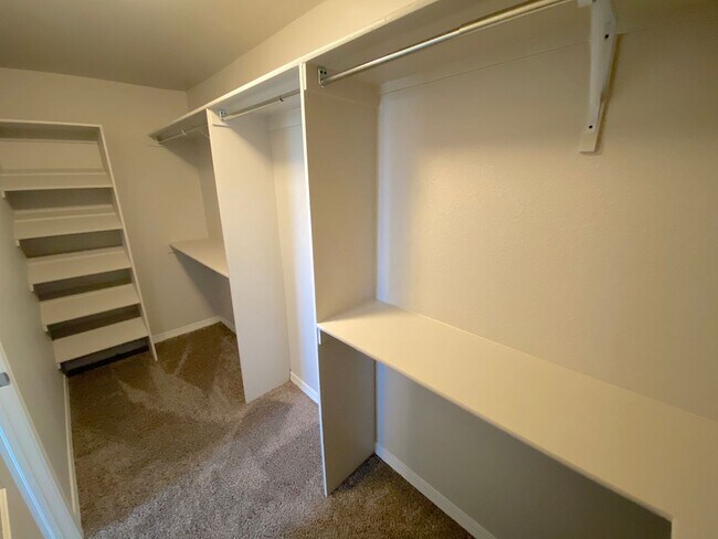 Building Photo - Spacious 4 Bedroom Refrig A/C Home