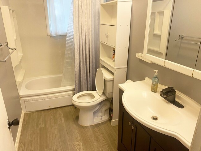 Building Photo - 3-Bedroom 1-Bath Single-Family Home With 1...