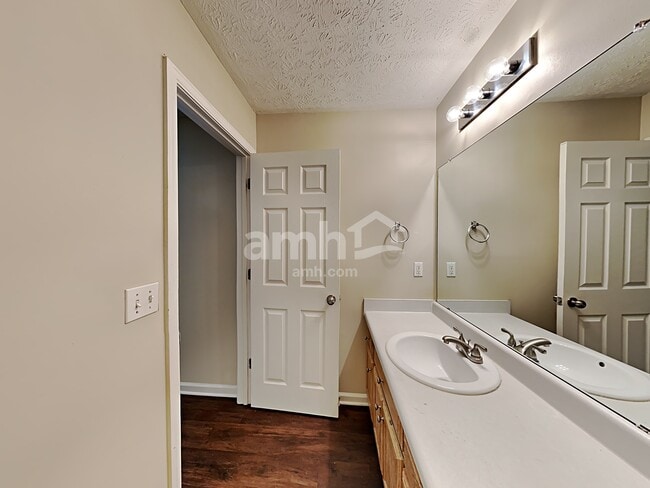 Building Photo - 1401 Buckingham Pl