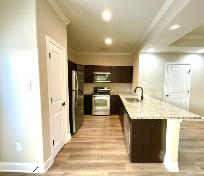 Building Photo - **APPLICATION RECEIVED** Three Bedroom Townhome in Prime Location! Close to New IKEA, I-35, Forum...