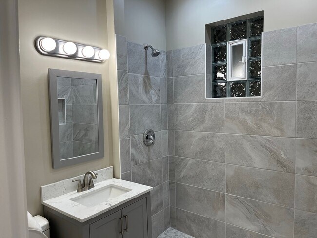 Building Photo - Albany Park rehabbed 2 bedroom close to Metra station.