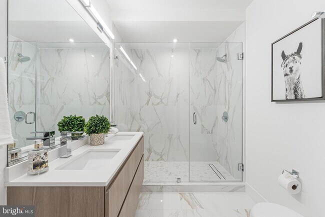 Building Photo - 4017 Davis Pl NW