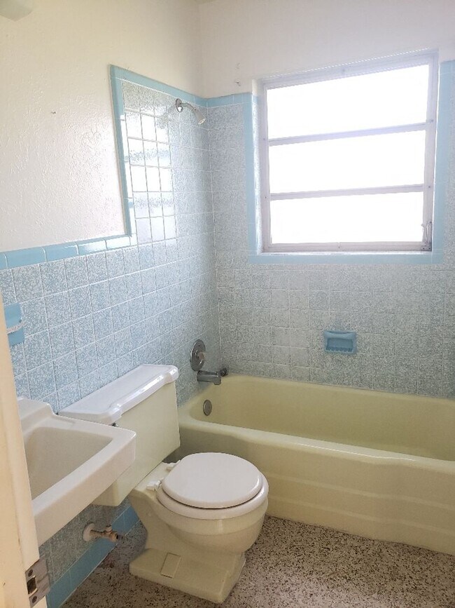 Building Photo - WR-2 Bliss Duplex