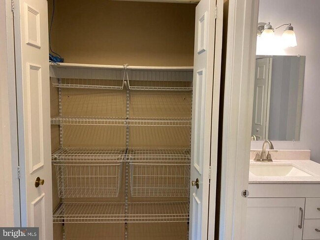 Building Photo - 7746 New Providence Dr