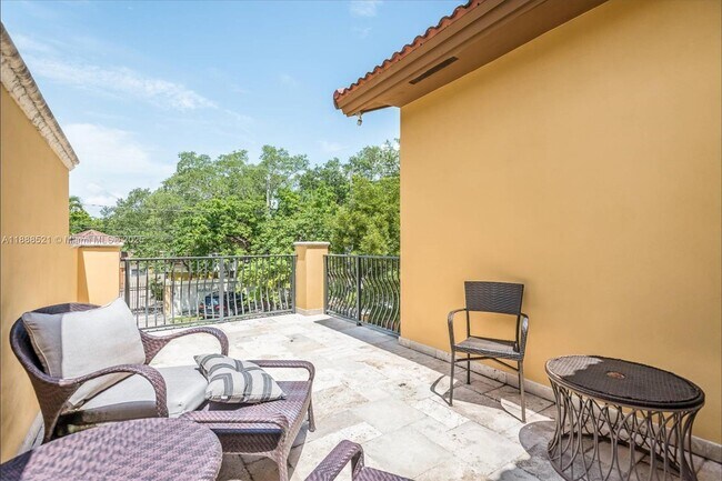 Building Photo - 3065 Allamanda St