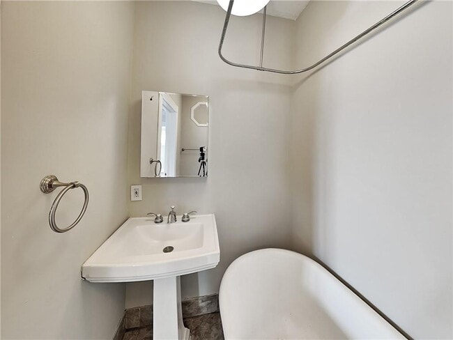 Building Photo - 595 Boulevard SE